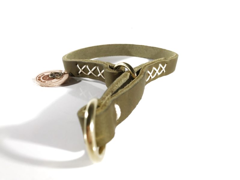 Zugstop Halsband aus weichem Fettleder in oliv mit klassischen Cremefarbenen Akzenten