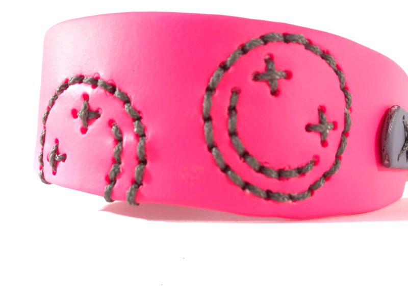 individuelles biothane halsband mit smiley neon pink